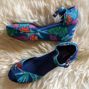 TOMS platform floral wedges sz 7.5
